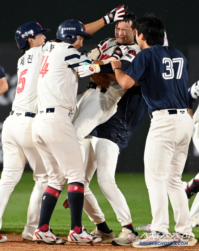[포토] 끝내기안타 이호준, 안타 치고 축하 받고