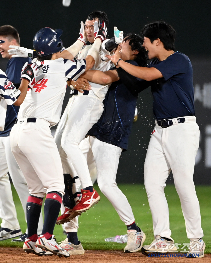 '오늘 샤워 안 해도 될 듯' 시원한 물세례에 정신 혼미...이호준을 뒤…