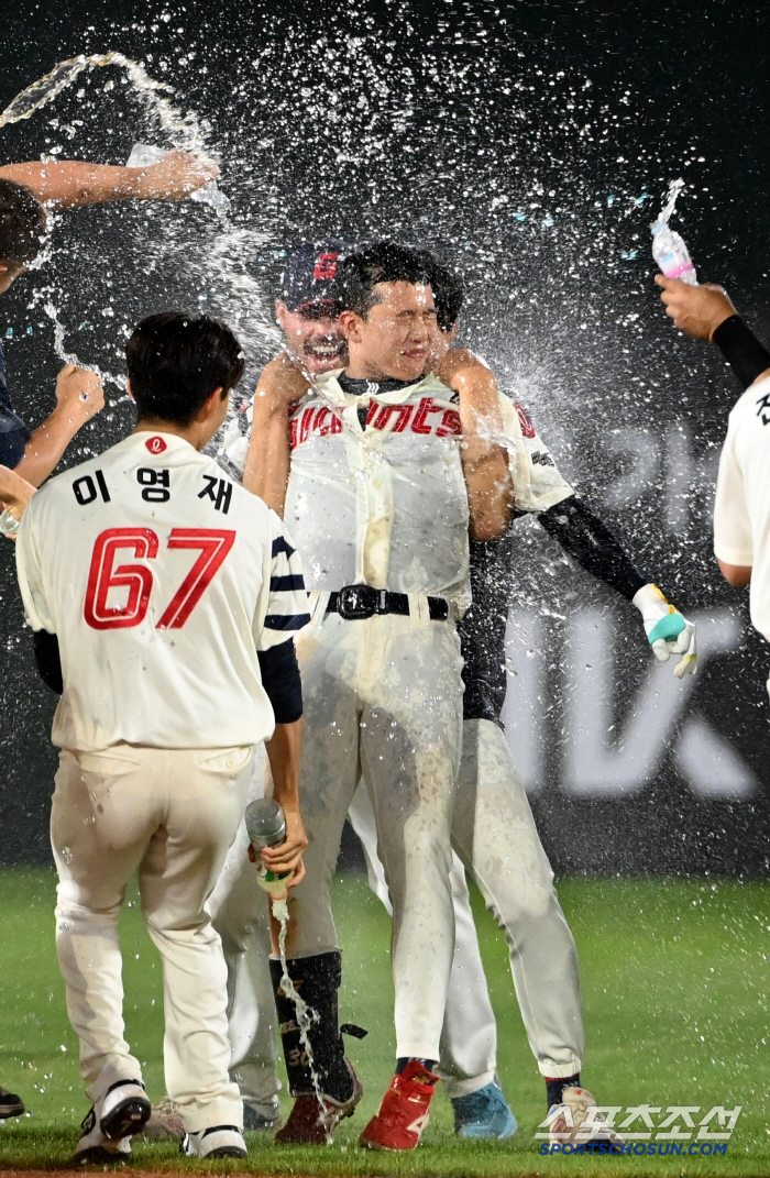 '오늘 샤워 안 해도 될 듯' 시원한 물세례에 정신 혼미...이호준을 뒤에서 잡은 사람은 누구?
