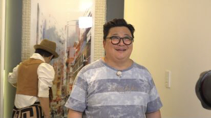'결혼' 윤정수 "힘든 시간 극복, ♥띠동갑 아내와 잘 살겠다"…조혜련도 울컥 ('홈즈')