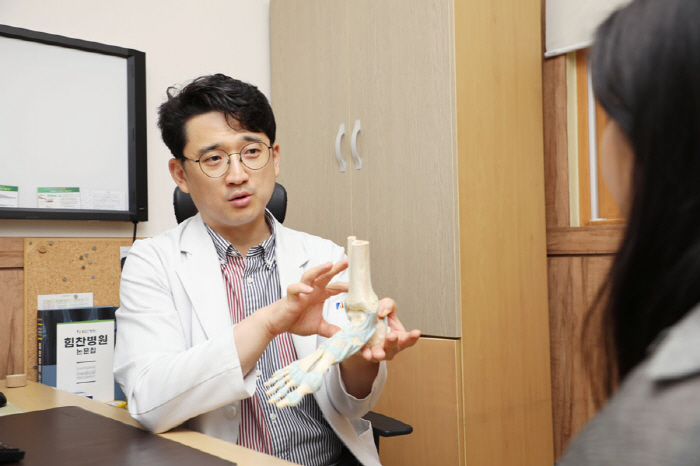 샌들 신었더니 발바닥이 찌릿?…힘찬병원 "여름철 신발, 발 통증 원인"