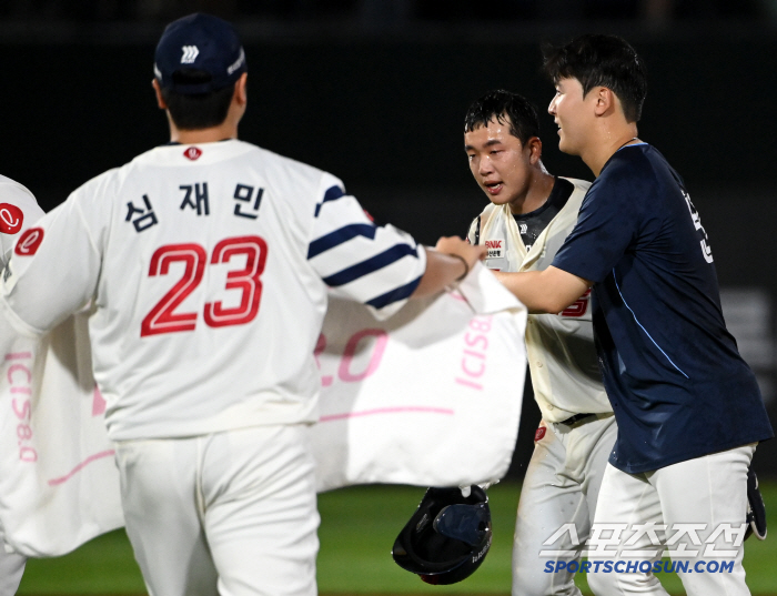 흠뻑 젖은 후배 위해 수건 펼친 심재민, 자신의 승리보다 동료 먼저 챙긴…