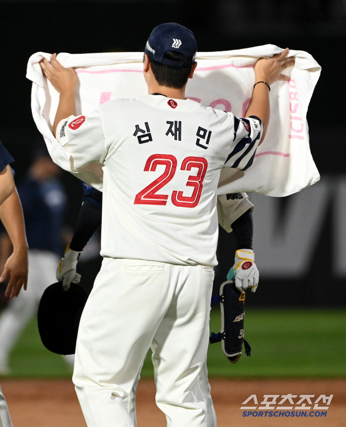 흠뻑 젖은 후배 위해 수건 펼친 심재민, 자신의 승리보다 동료 먼저 챙긴…