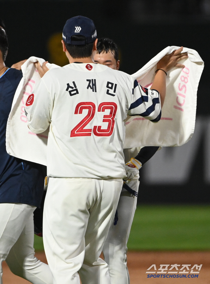 흠뻑 젖은 후배 위해 수건 펼친 심재민, 자신의 승리보다 동료 먼저 챙긴…