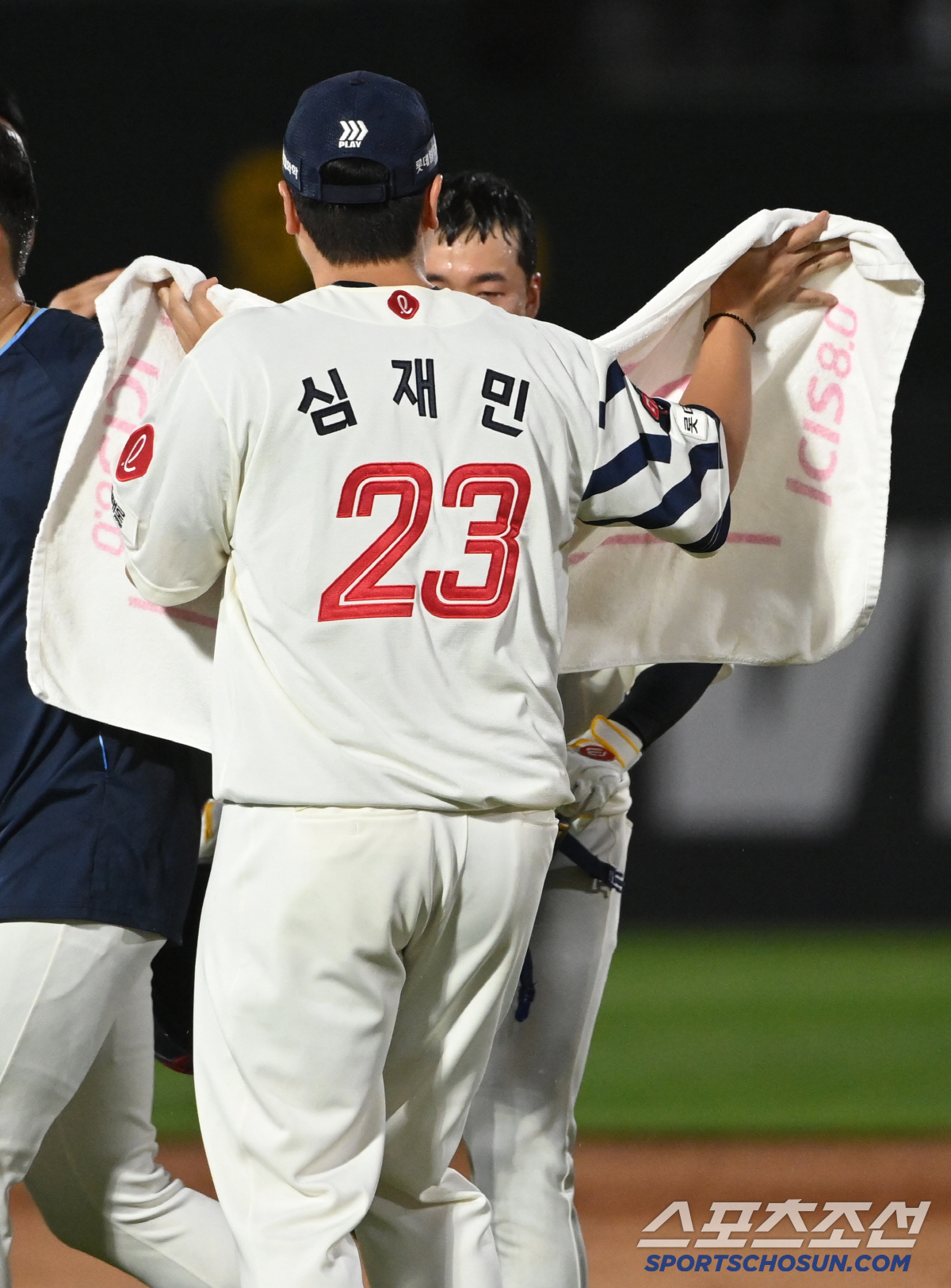 흠뻑 젖은 후배 위해 수건 펼친 심재민, 자신의 승리보다 동료 먼저 챙긴…