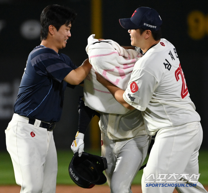 흠뻑 젖은 후배 위해 수건 펼친 심재민, 자신의 승리보다 동료 먼저 챙긴…