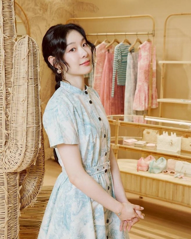 ‘피겨퀸’ 김연아, 단아+청량 리조트룩 완성 “어딜 가도 화보”