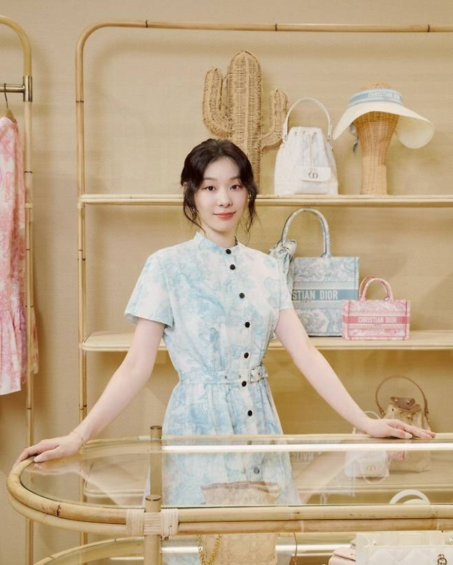 ‘피겨퀸’ 김연아, 단아+청량 리조트룩 완성 “어딜 가도 화보”
