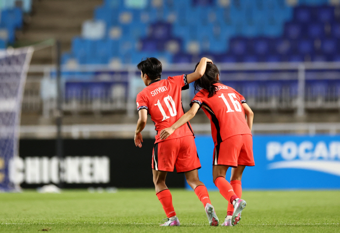 이기지도 못했으면서? '소림축구+날아차기' 선보인 中 억지 자화자찬 "패…