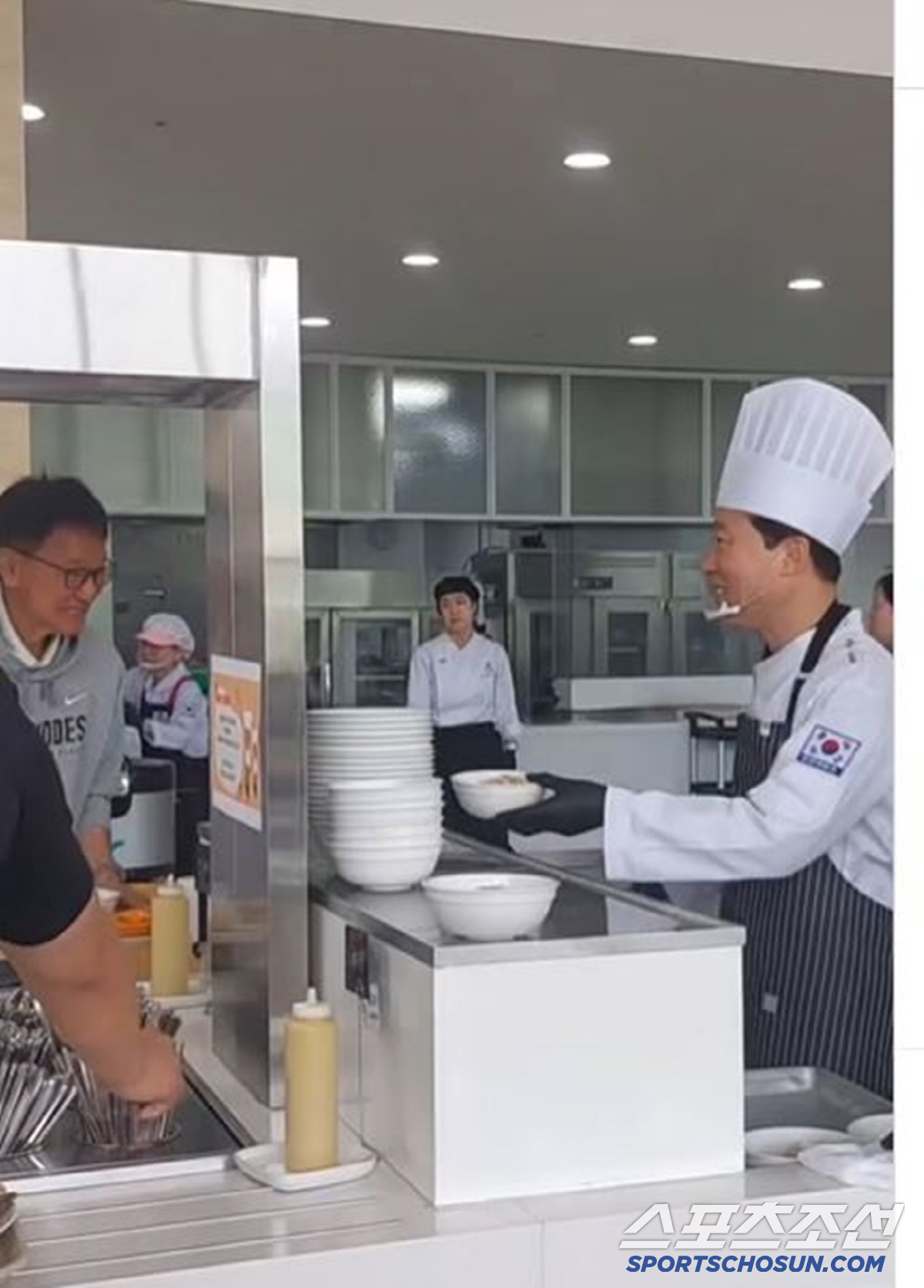 "시켜서 100을 하는 선수는 스스로 하면 100이상을 한다" '취임10…
