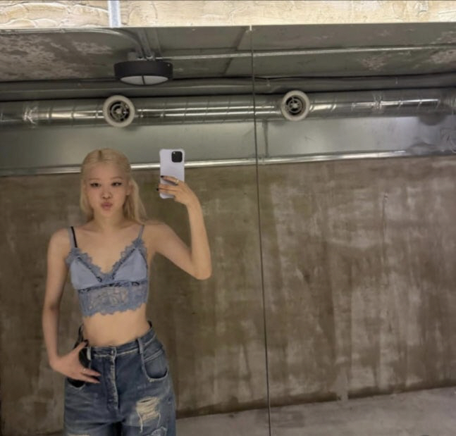 [SCin스타] 블핑 로제, 바지 위로 드러난 잘록 허리…한여름 청량미 …