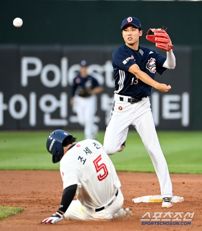 [포토] 이유찬, 2루 잡고 1루까지