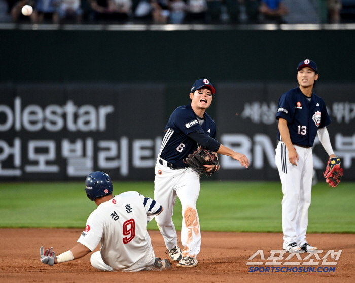[포토] 오명진, 1루 향해 강한 송구