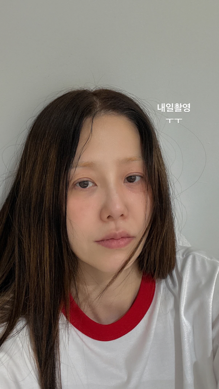 고현정, 눈썹 탈색을? 더 빛난 '도자기 피부'...'53'세의 힙한 감…