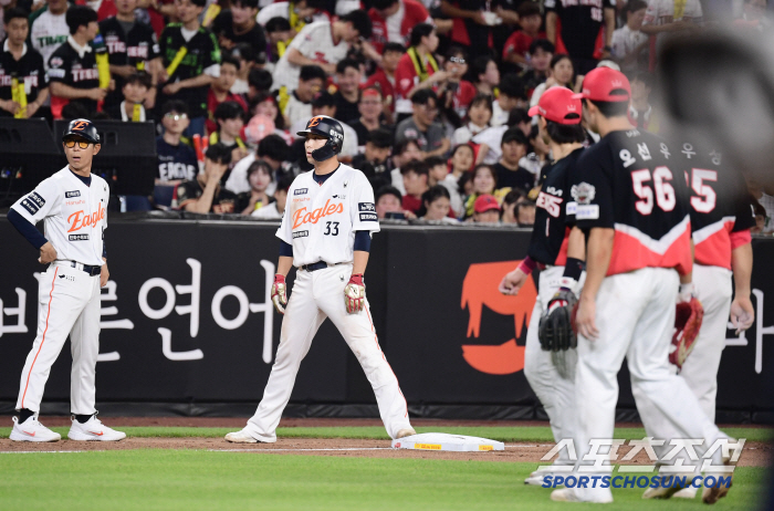 볼넷, 만루 찬스가 이닝 교대로...유로결 '역대급 황당' 견제사, 김태…