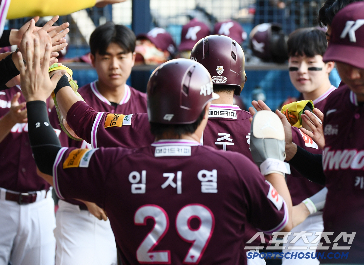 [포토] 이주형-임지열, 최주환 적시타 때 득점