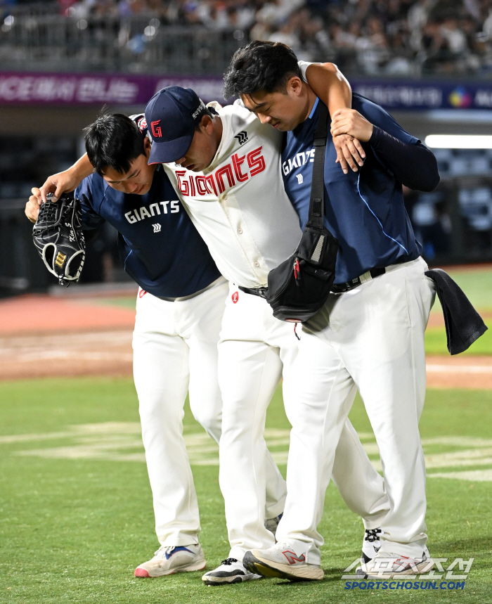 [포토] 김상수, 투구 중 다리 통증 호소하며 강판