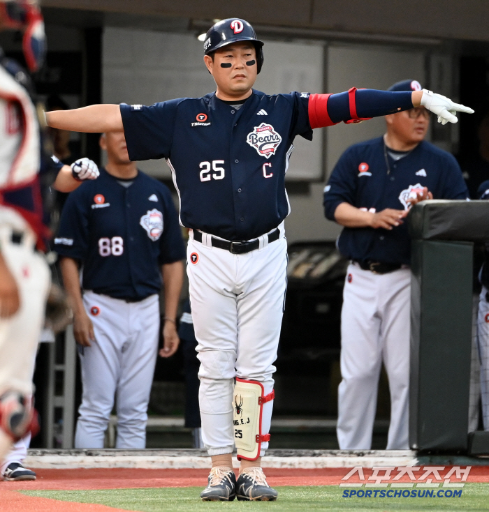 시선강탈! 양의지가 타자와 주자를 동시에 맞이하는 방법 