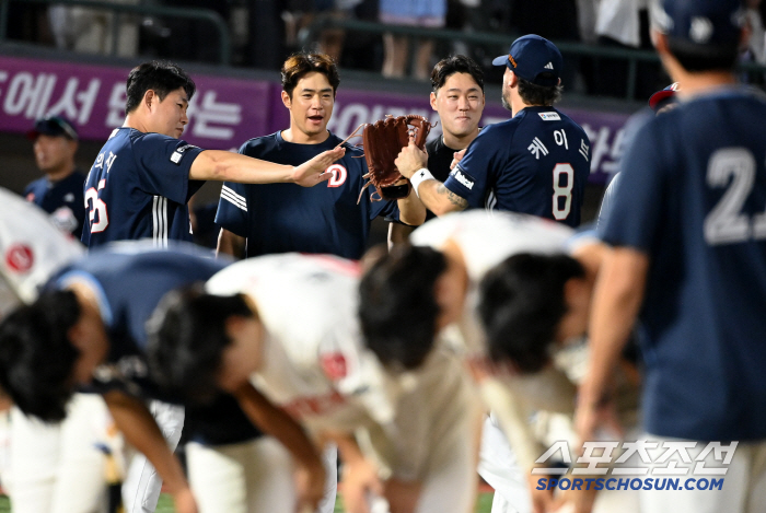 시선강탈! 양의지가 타자와 주자를 동시에 맞이하는 방법 [부산 현장]