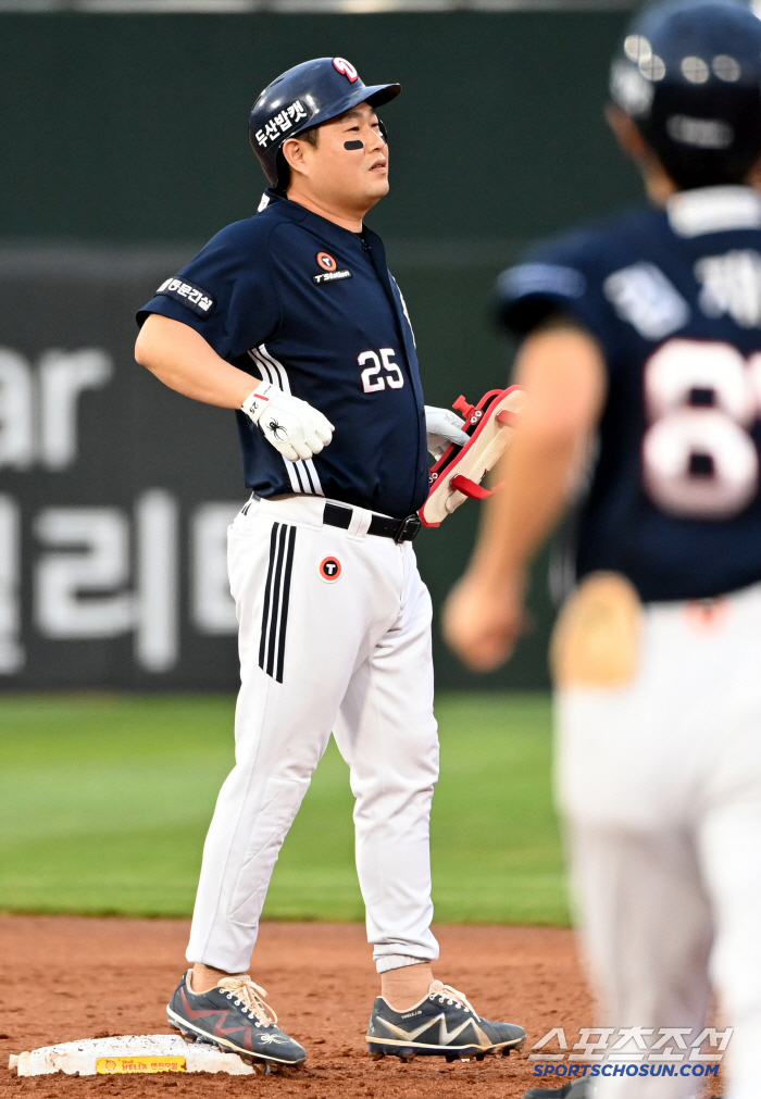 시선강탈! 양의지가 타자와 주자를 동시에 맞이하는 방법 [부산 현장]