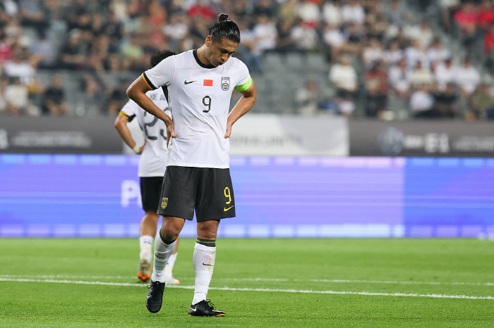 '0-7 대참사' 중국, 일본전 포기 수준...텐백 수비 전환→"0-2,…