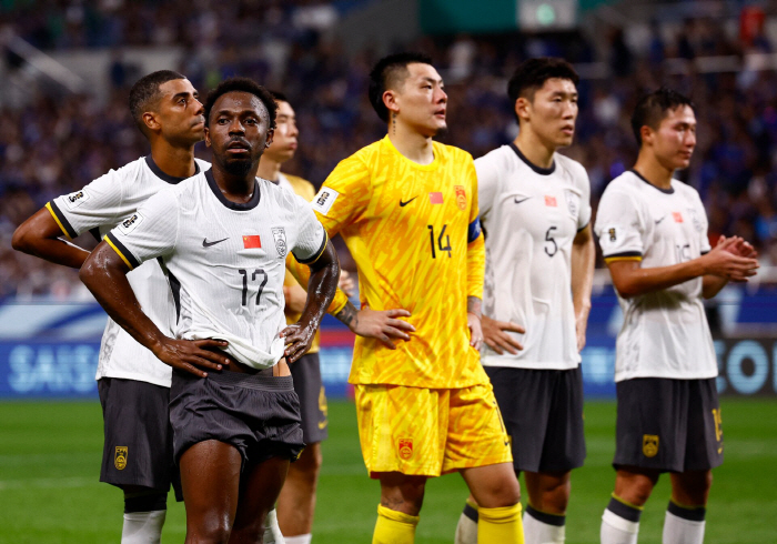 '0-7 대참사' 중국, 일본전 포기 수준...텐백 수비 전환→"0-2,…
