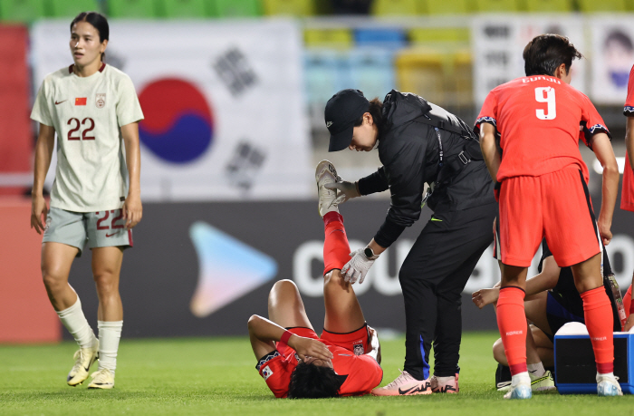 "정말 왜 이러니" 中 소림축구→2004년생 '유럽파' 전유경, 끝내 소집 해제…지소연에는 '날아차기', 日도 부상 주의보