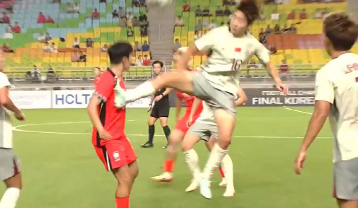 "정말 왜 이러니" 中 소림축구→2004년생 '유럽파' 전유경, 끝내 소…