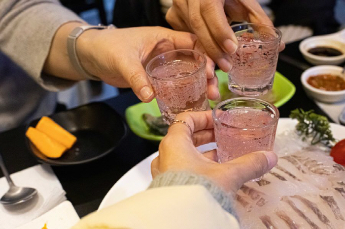 더워서 한 잔? 탈수·열사병 등 유발…절주 바람에도 고령층 알코올 의존증…