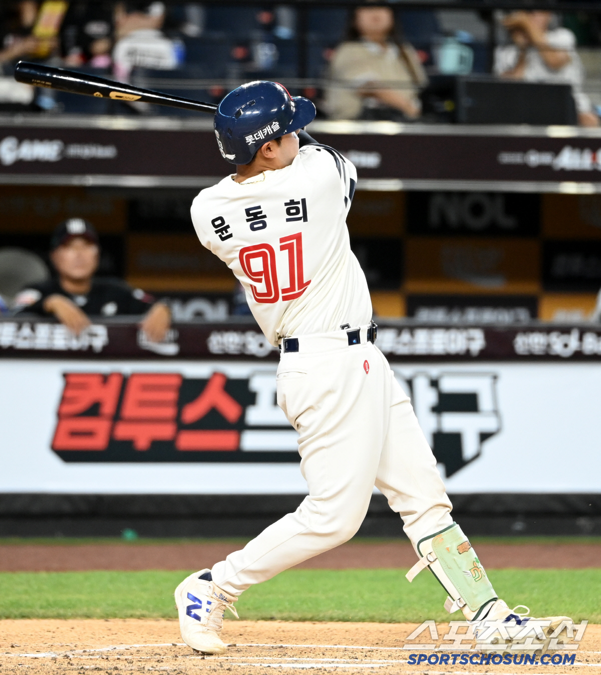 [포토] 박재엽, 윤동희 유니폼 입고