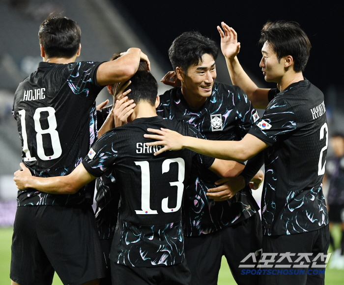 [홍콩전 전반 현장리뷰]'일본전 학습효과' 6-3-1, 극단적 수비 전술…