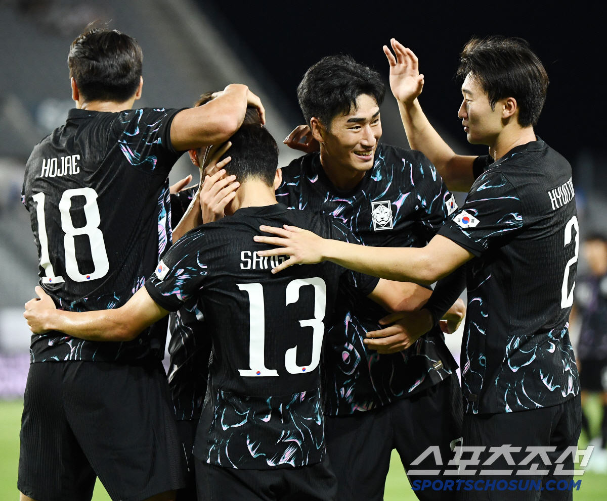 [홍콩전 전반 현장리뷰]'일본전 학습효과' 6-3-1, 극단적 수비 전술…