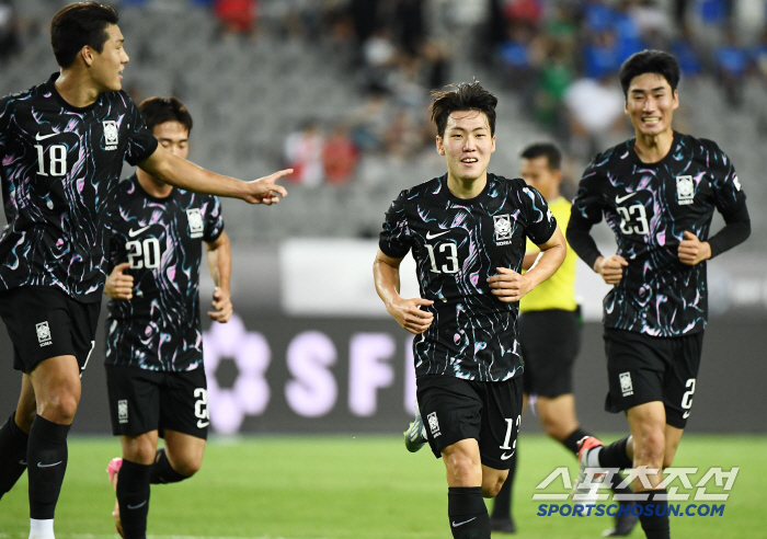 [홍콩전 전반 현장리뷰]'일본전 학습효과' 6-3-1, 극단적 수비 전술…