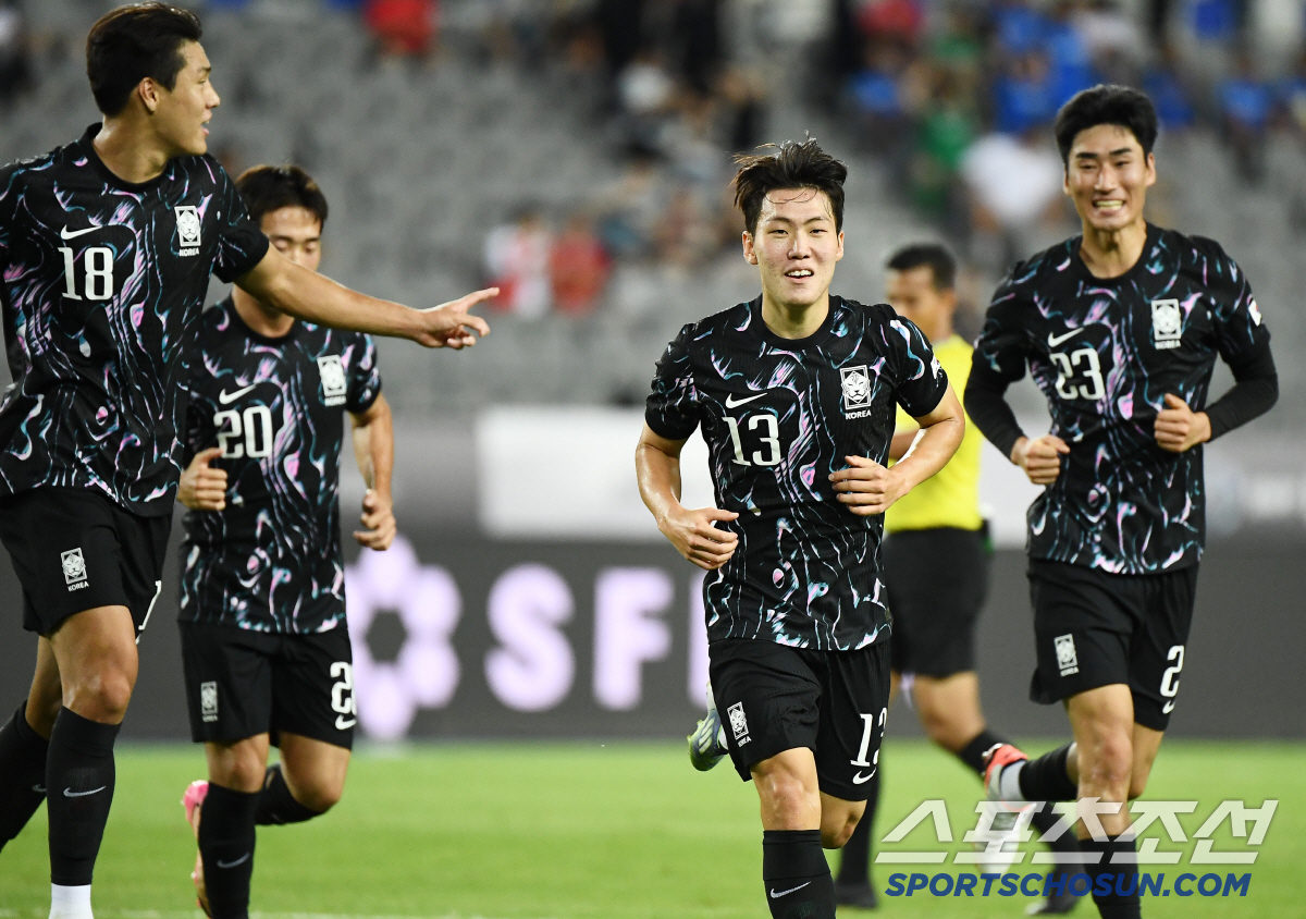 [홍콩전 전반 현장리뷰]'일본전 학습효과' 6-3-1, 극단적 수비 전술…