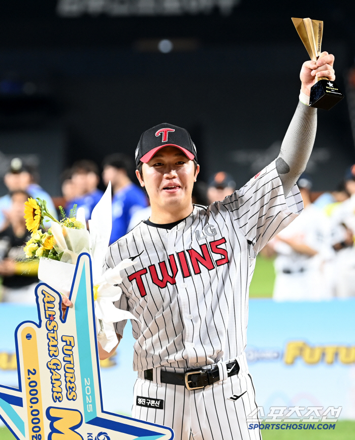 [포토] 퓨쳐스 올스타전 MVP 손용준, 트로피를 높이!
