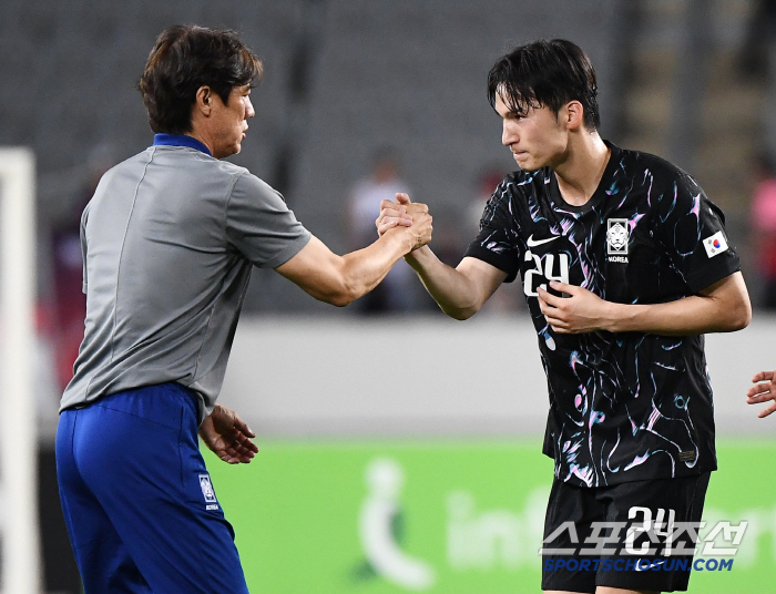[포토] 변준수와 악수하는 홍명보 감독