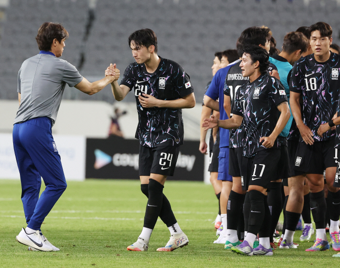 [홍콩전 현장인터뷰]'강상윤→이호재 데뷔골 축하' 홍명보 감독 "전반 1…