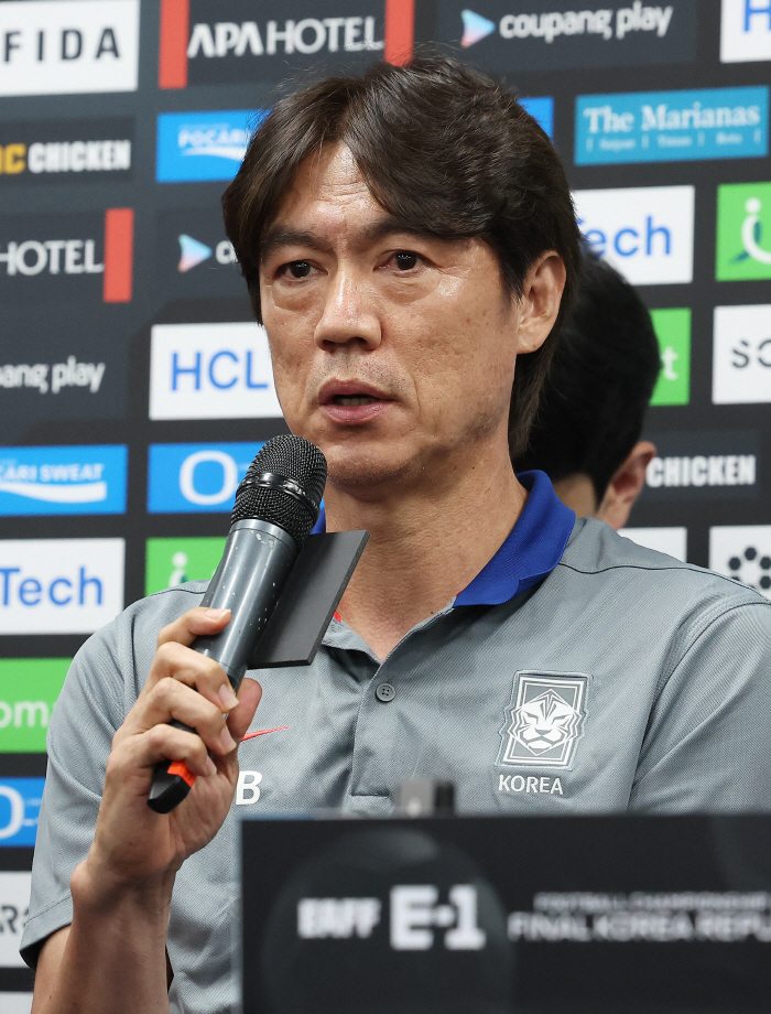 [홍콩전 현장인터뷰]'강상윤→이호재 데뷔골 축하' 홍명보 감독 "전반 1…