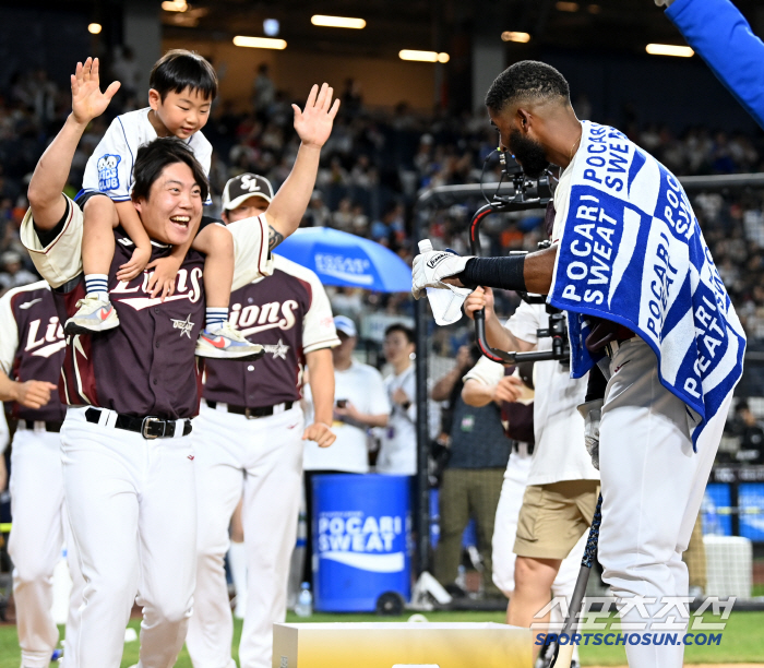 [포토] 류지혁, 디아즈 홈런더비 우승 축하해!
