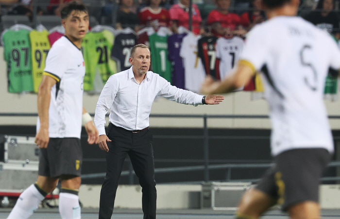 '韓-日 상대 10실점 참패' 中 축구, 아직도 정신 못 차렸다.."경기…