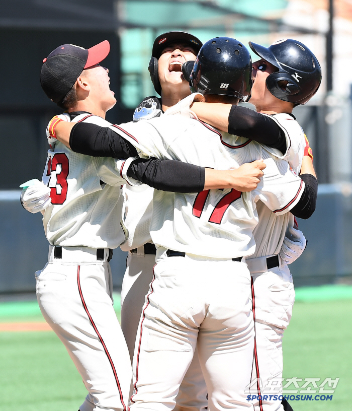 '9년 만에 드디어!' 덕수고 7번째 우승, '46년 염원' 부산고 눈물…