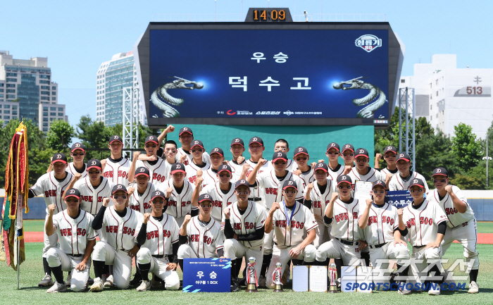 "3연패 때만큼 기쁘다"…9년 만의 우승, 왜 고교야구 명장은 감격했을까