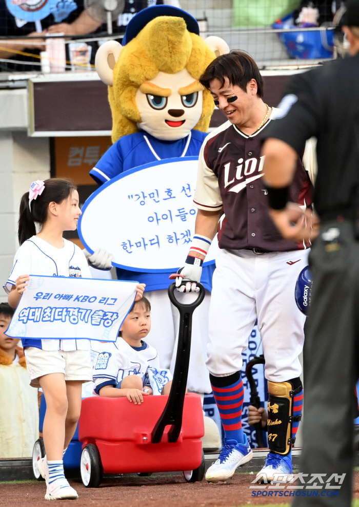[포토] 강민호, 귀여운 아이들과 함께