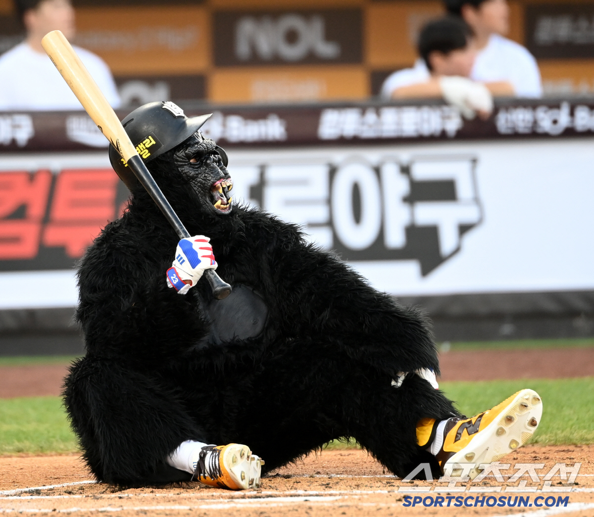 [포토] 안현민, 고릴라 복장으로 타석에