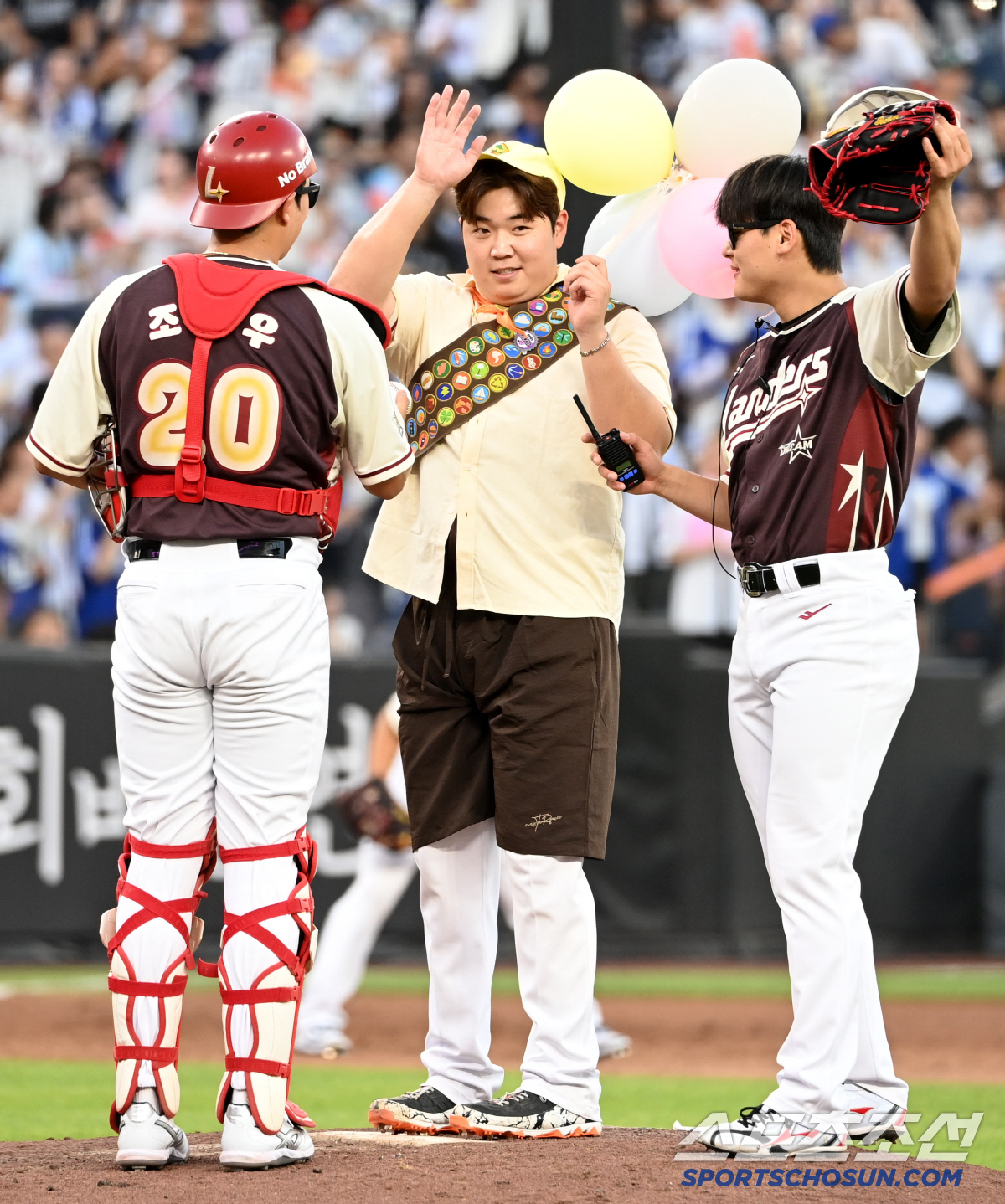 [포토] 이로운 어린이 에스코트 하는 조형우와 조병현