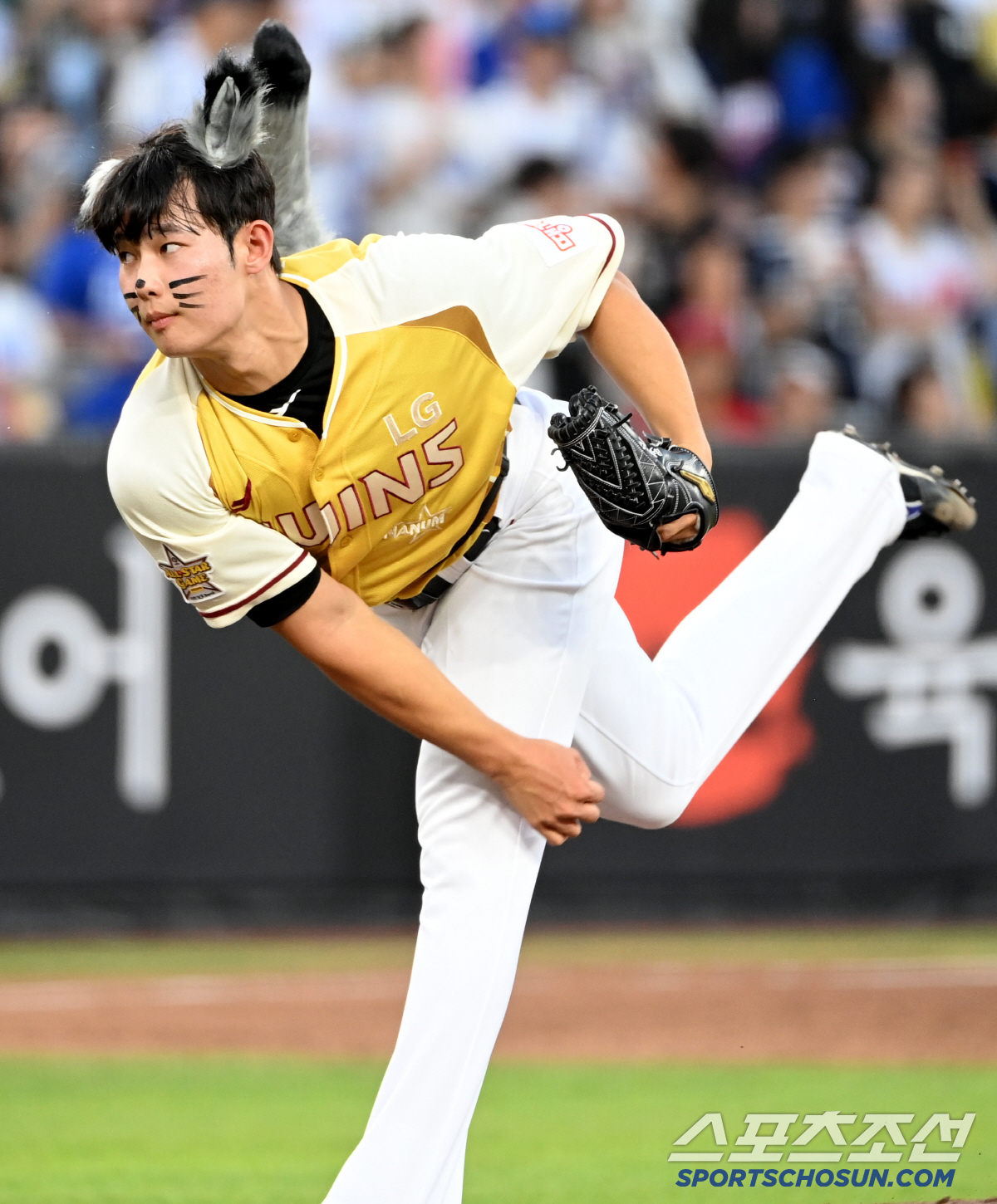 [포토] 김영우, 늑대 귀와 꼬리 달고 역투
