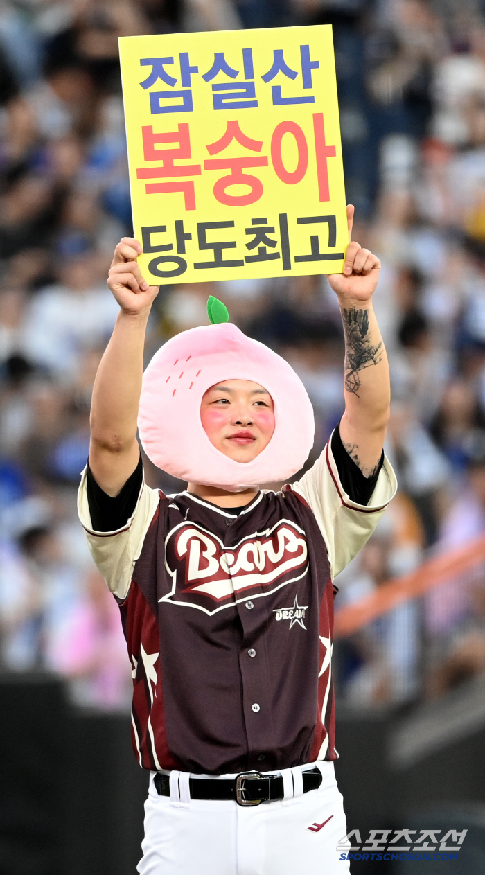 [포토] 박치국, 잠실산 복숭아 당도 최고~