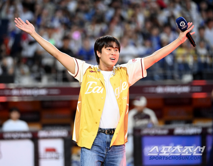 [포토] 이무진, 2025 KBO 올스타전에 등장