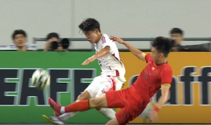 '日 호소야 마오 선제골'→'답답한 中, 안 풀리니 거친 태클로 주의' 일본, 1-0 앞선 채 전반 종료