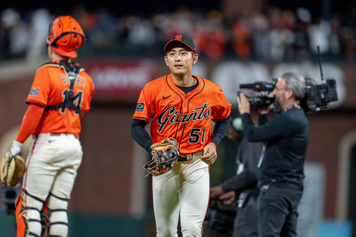 오타니 투런포 '눌러버린' 이정후의 재역전 결승 3루타, 역사적 명승부의 '경기 MVP'라니...7연패 LAD는 폐허
